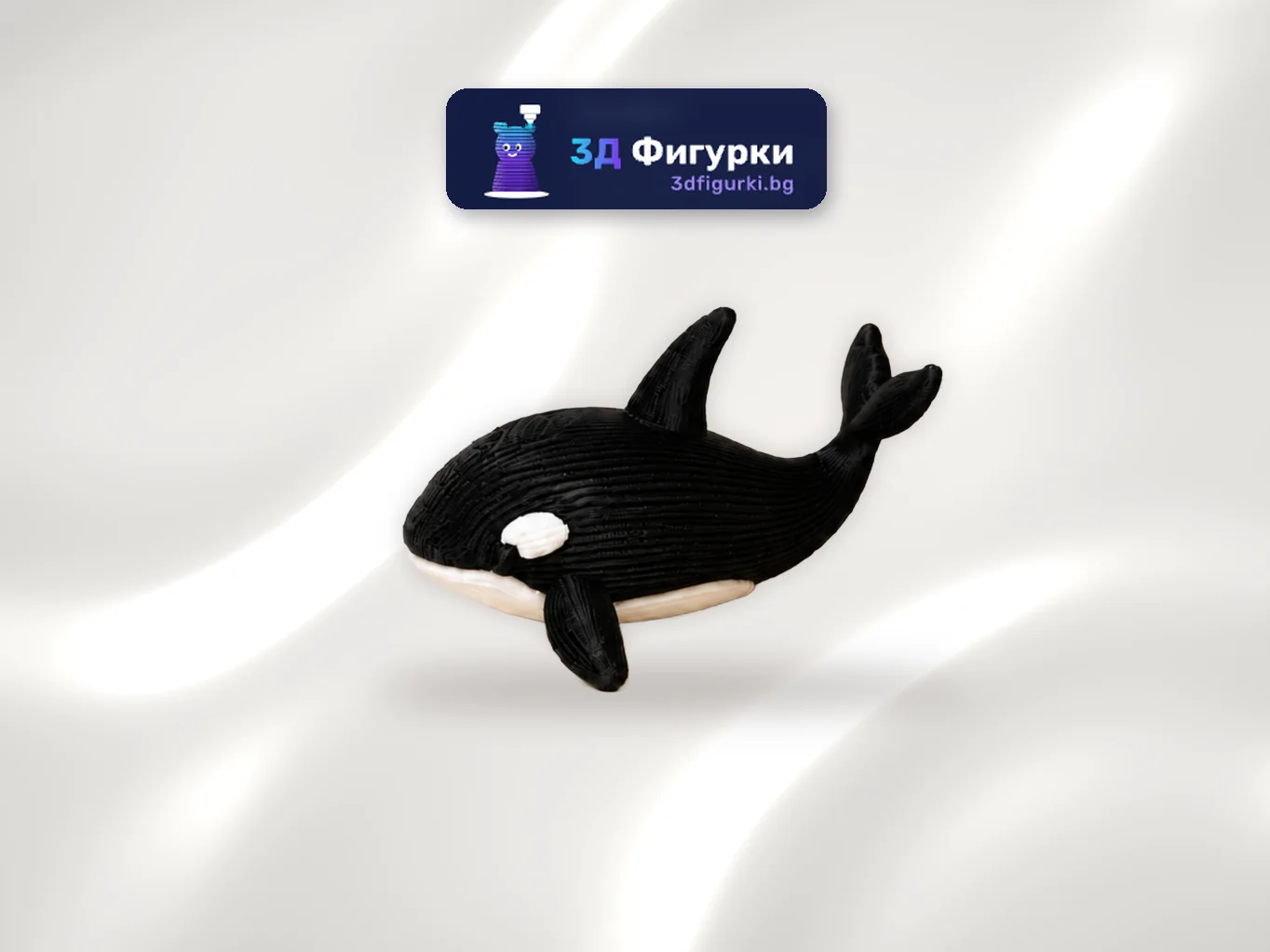 Черно-бяла фигурка на косатка с висока гръбна перка и вдигната опашка